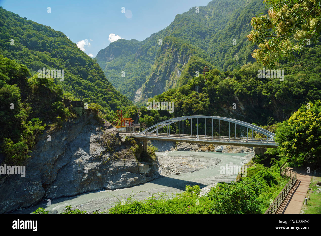 Il tempio e il ponte di Tpedu area nel Parco Nazionale di Taroko, Hualien, Taiwan Foto Stock