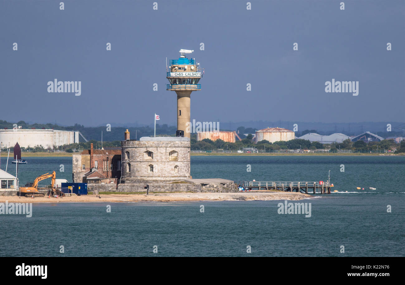 CALSHOT, Regno Unito - 22 agosto 2017: Nazionale Coastwatch istituzione torre di guardia costiera a Calshot Spit, Calshot, Hampshire, Inghilterra, Regno Unito Foto Stock