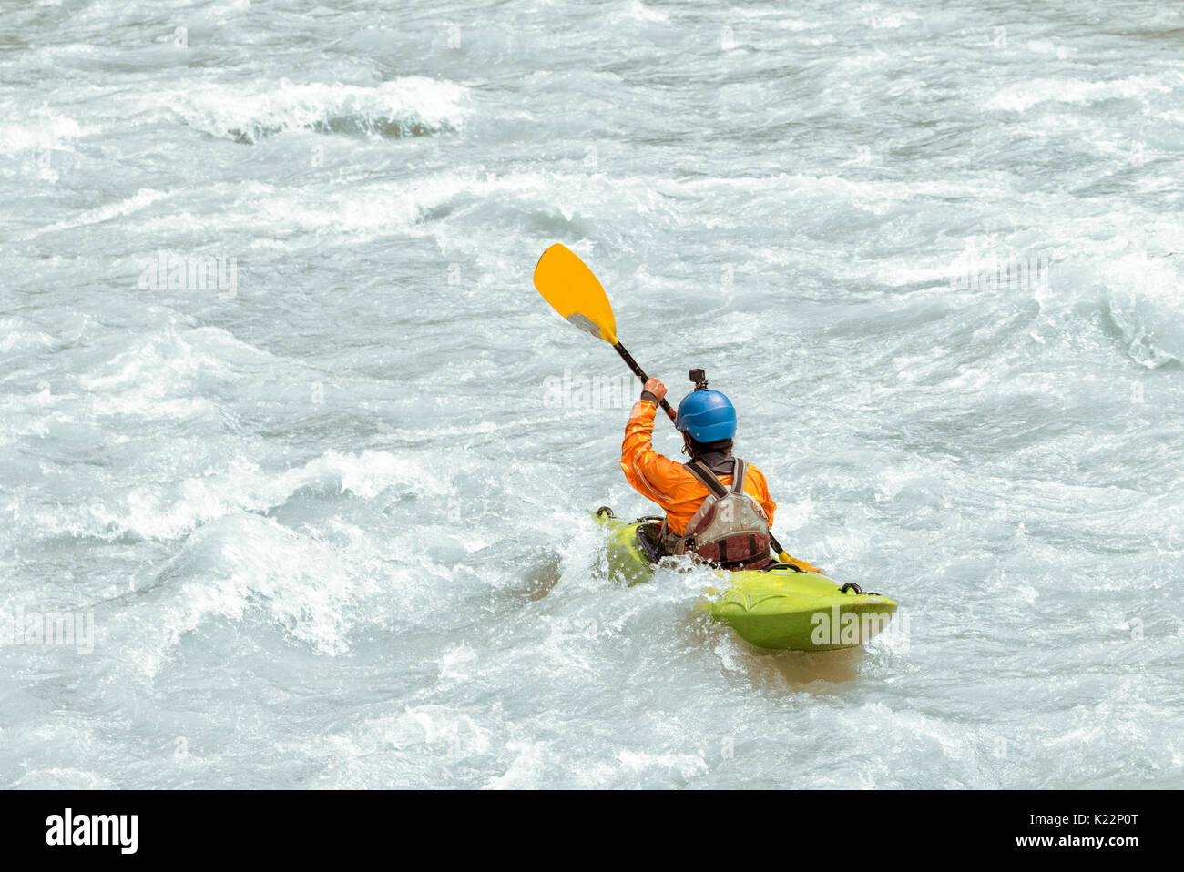 Kayaker paddling in White Water Rapids, con spazio di copia Foto Stock