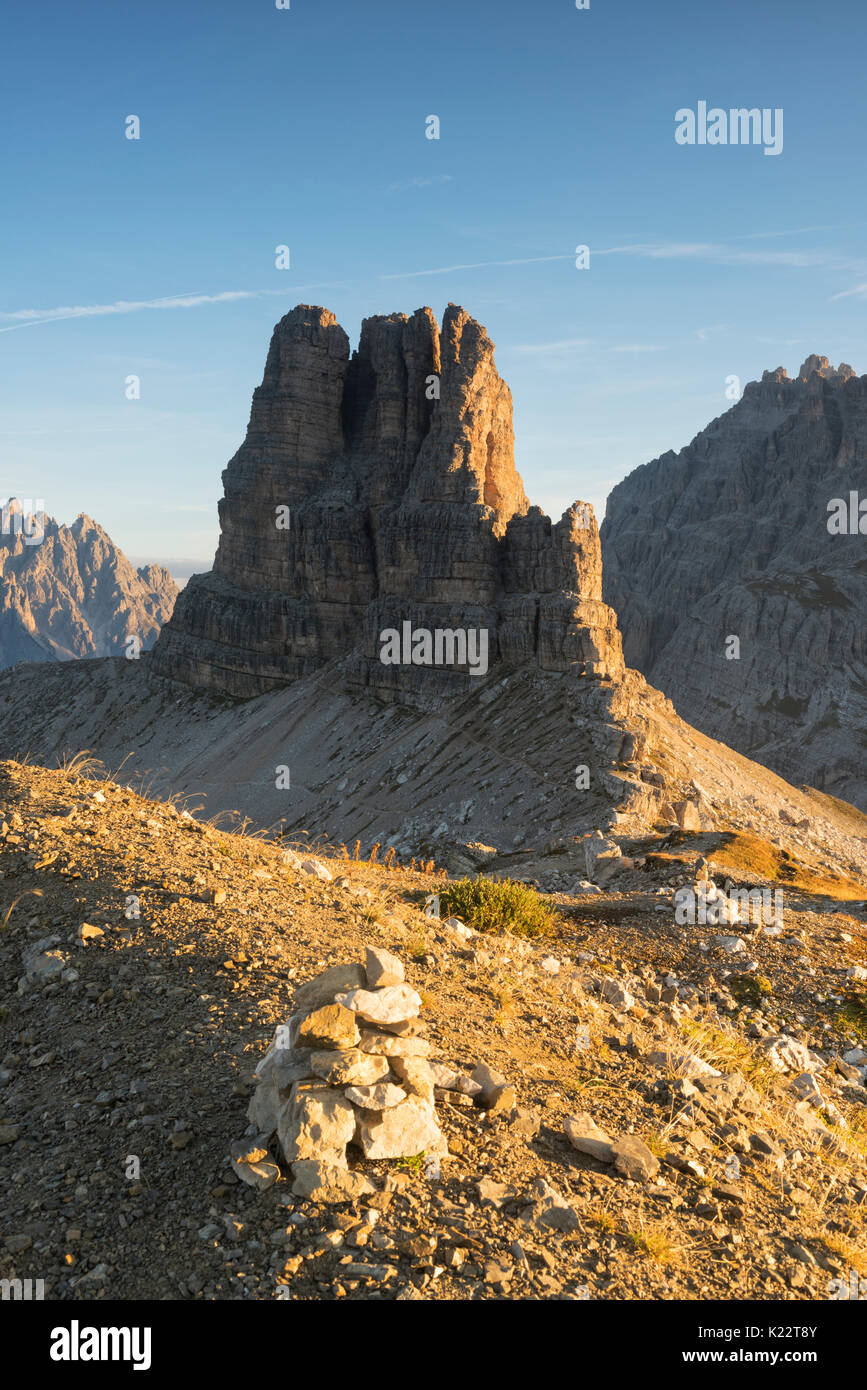 Dolomiti di Sesto,la provincia di Bolzano, Trentino Alto Adige, Italia, Europa. Torre di Toblin presso sunrise Foto Stock