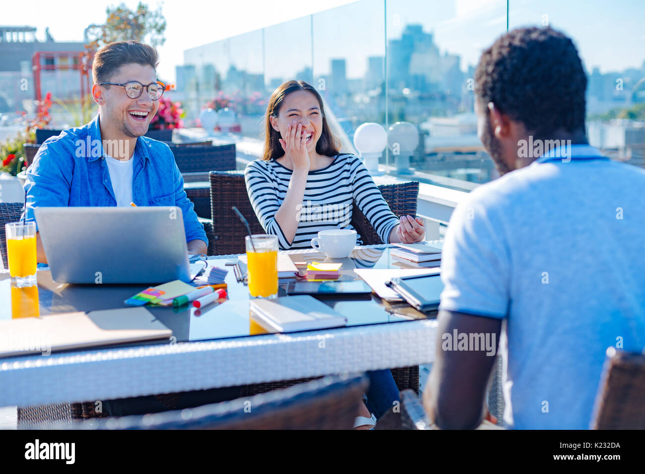 Gentile team di studenti per divertirsi durante il corso di studi Foto Stock