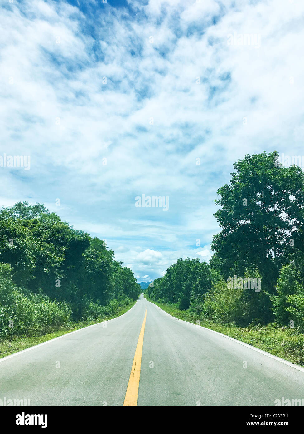 Paese vuoto su strada e cielo blu in Kanchanaburi Thailandia Foto Stock