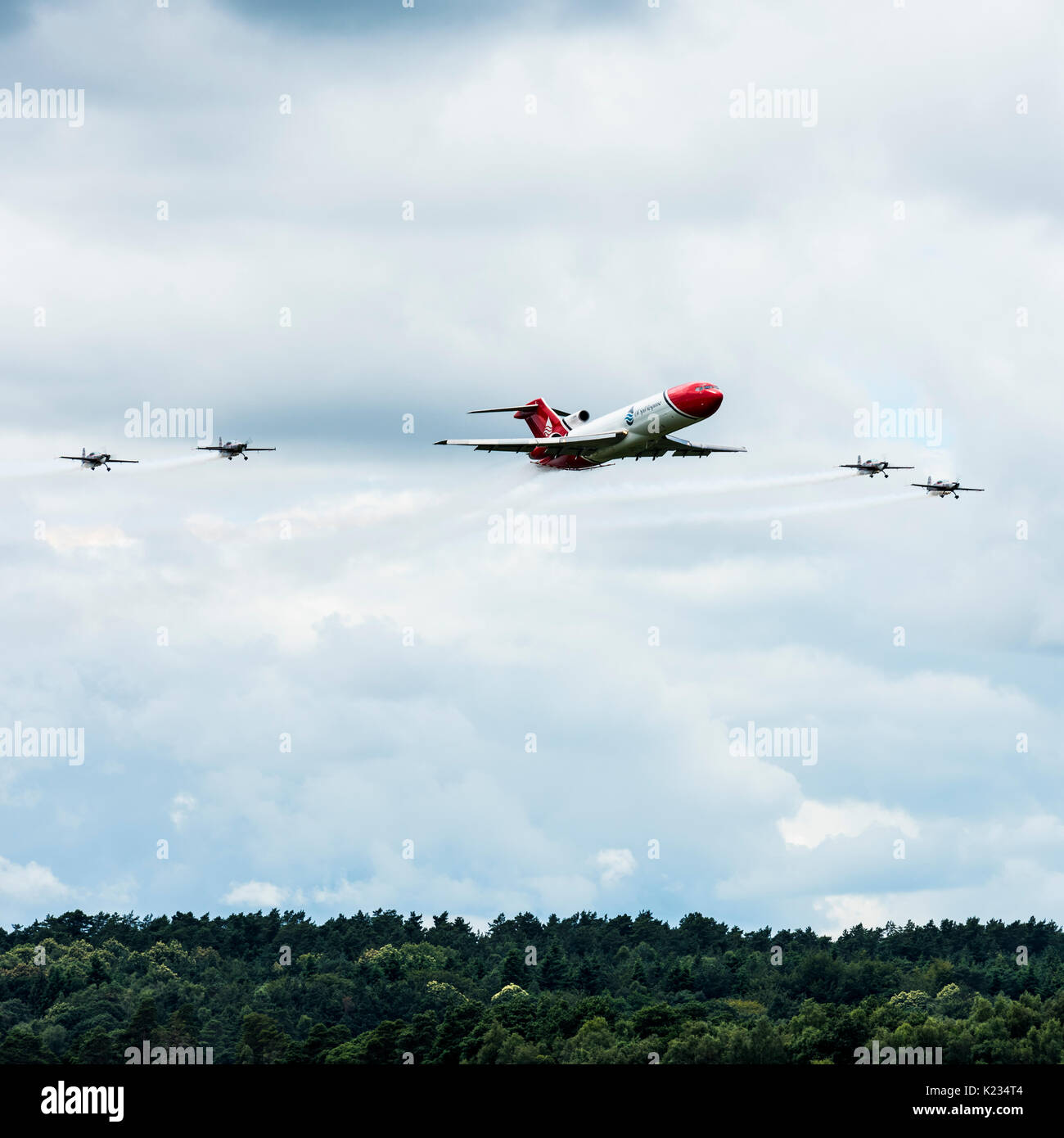 Farnborough International Airshow 2016 con il Boeing 727-2S2F durante un flypast con le lame acrobazia Team. Foto Stock