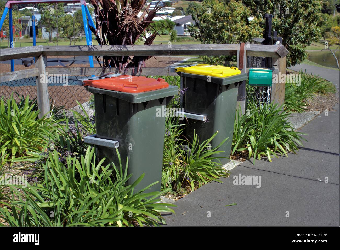 Red garbage bin e bin giallo Foto Stock