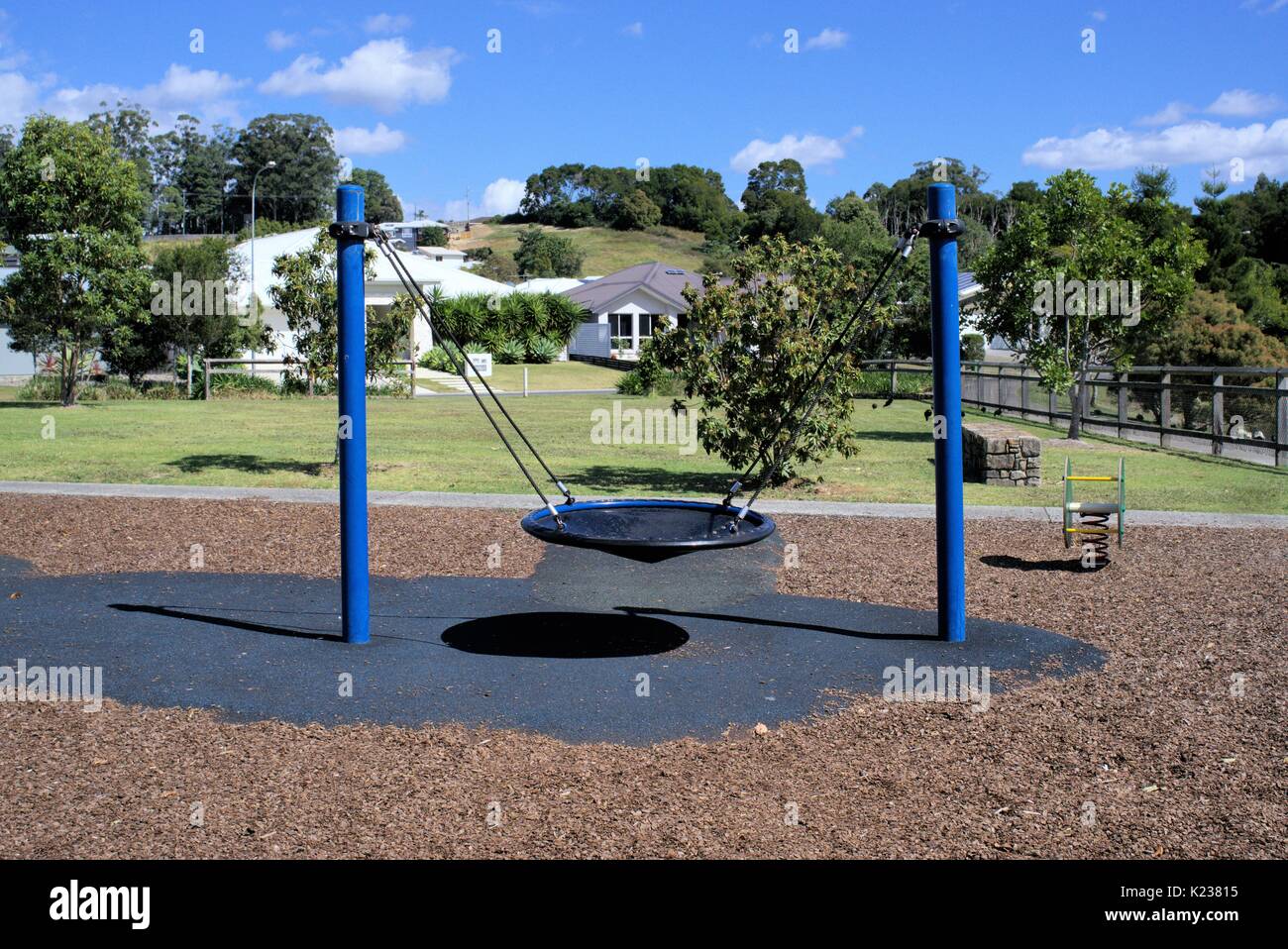 Swing rotondo nel parco per bambini. Foto Stock