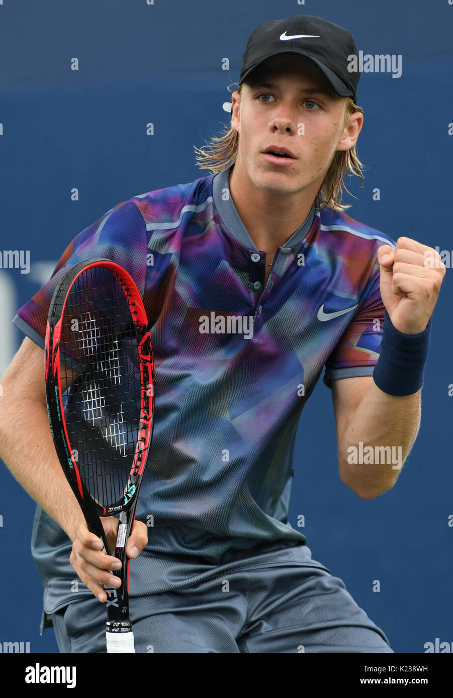Canadian giocatore di tennis Denis Shapovalov in azione durante gli uomini di qualifiche di singoli Round 3 entro il 2017 US Open Tennis campionati, in New York, U Foto Stock