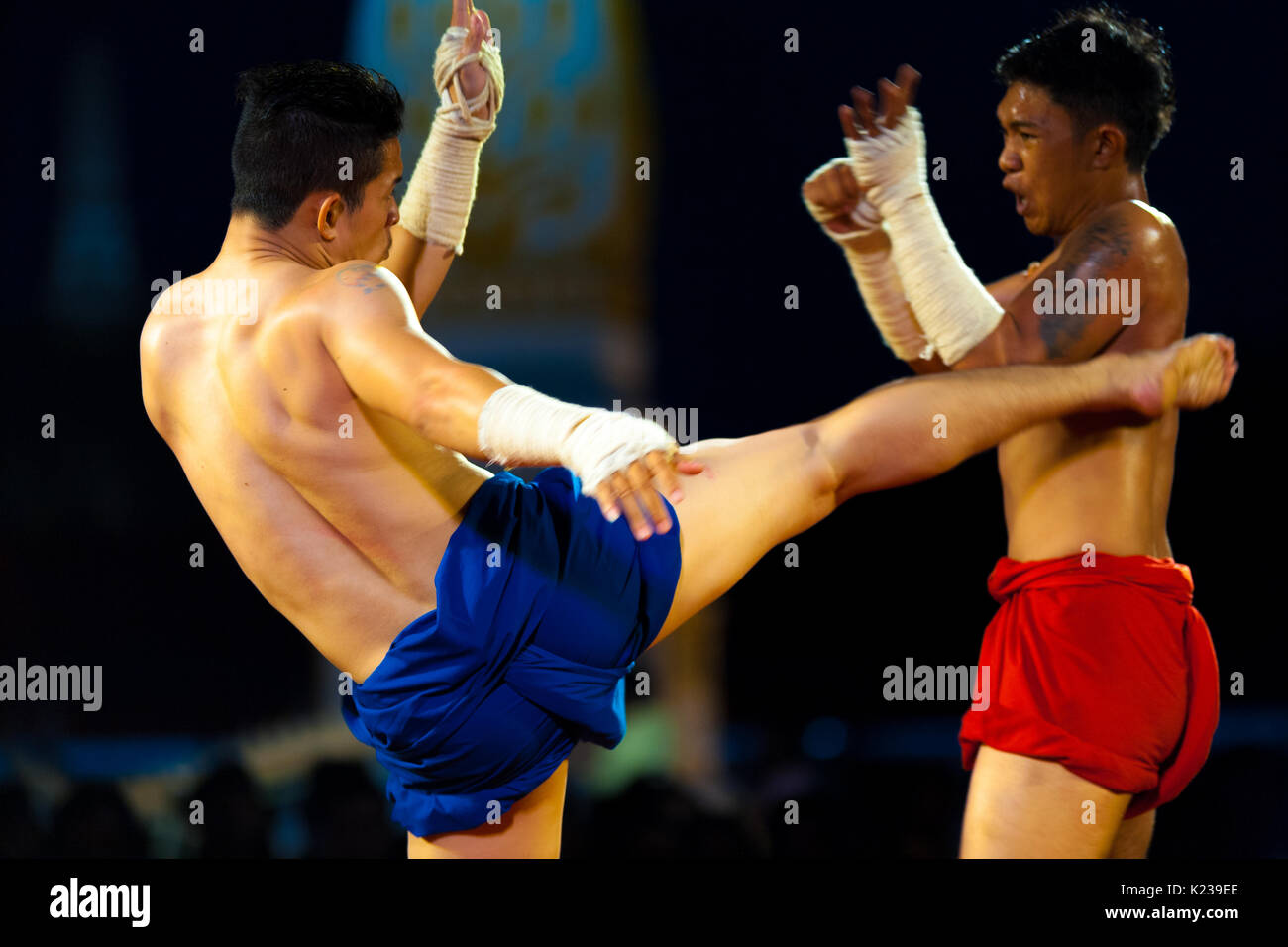 Bangkok, Tailandia - 10 Aprile 2007: Muay Thai kickboxer avvolto con le  mani calci un avversario wincing durante la tradizionale mostra kickboxing  corrispondono a un Foto stock - Alamy
