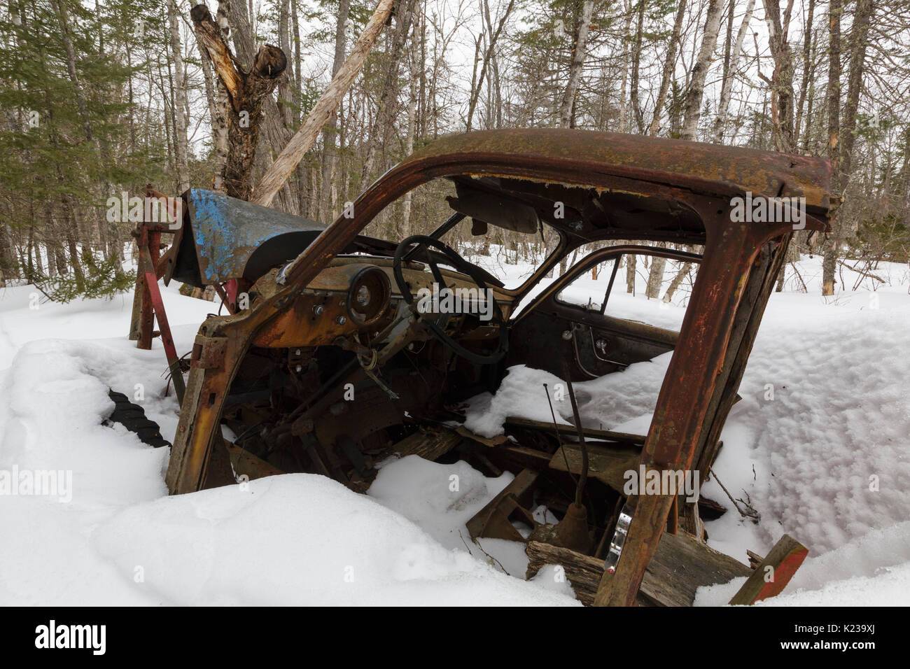 Chevy abbandonato nella foresta vicino a gomito stagno in woodstock, new Hampshire durante i mesi invernali. Foto Stock