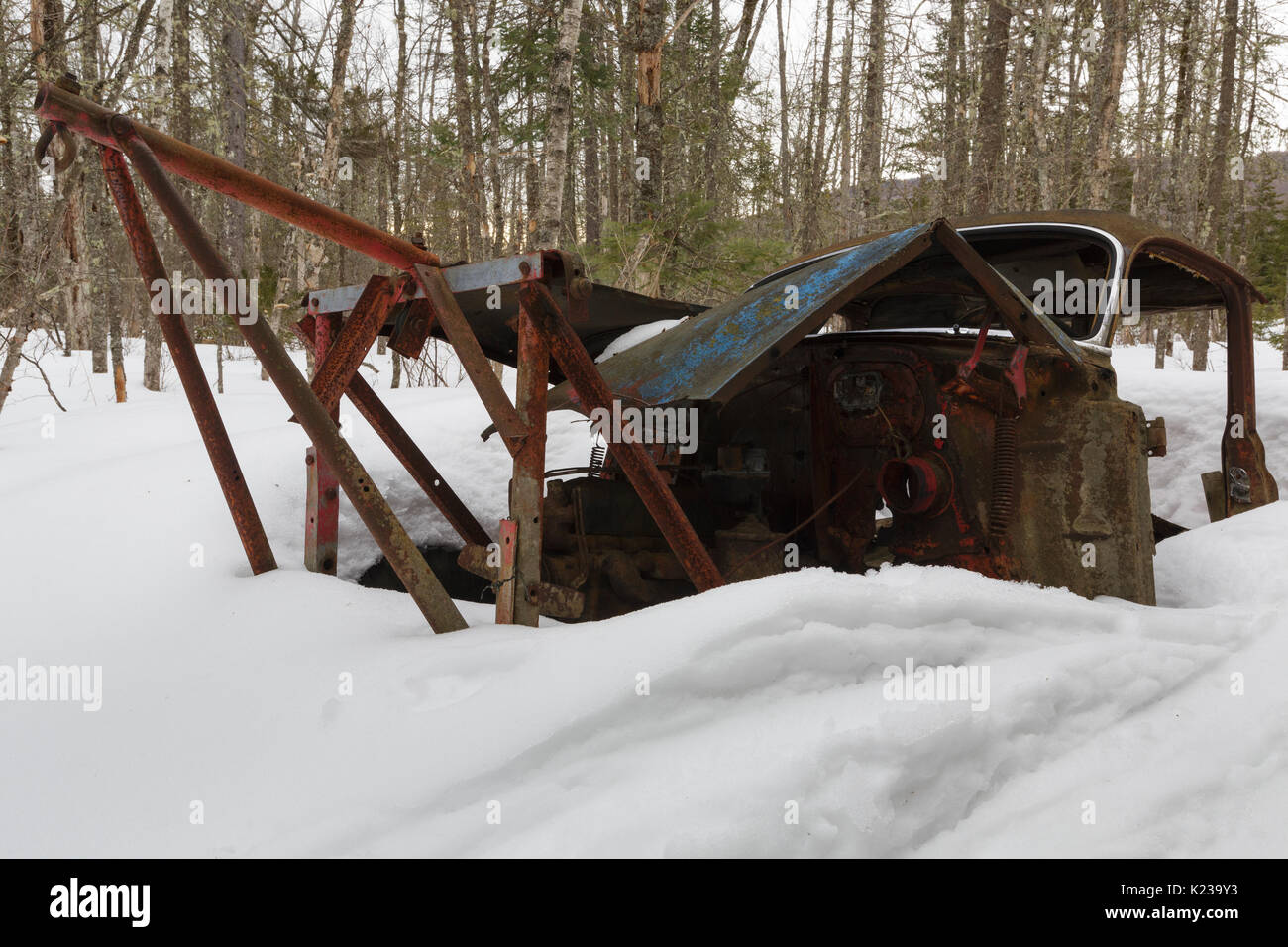 Chevy abbandonato nella foresta vicino a gomito stagno in woodstock, new Hampshire durante i mesi invernali. Foto Stock