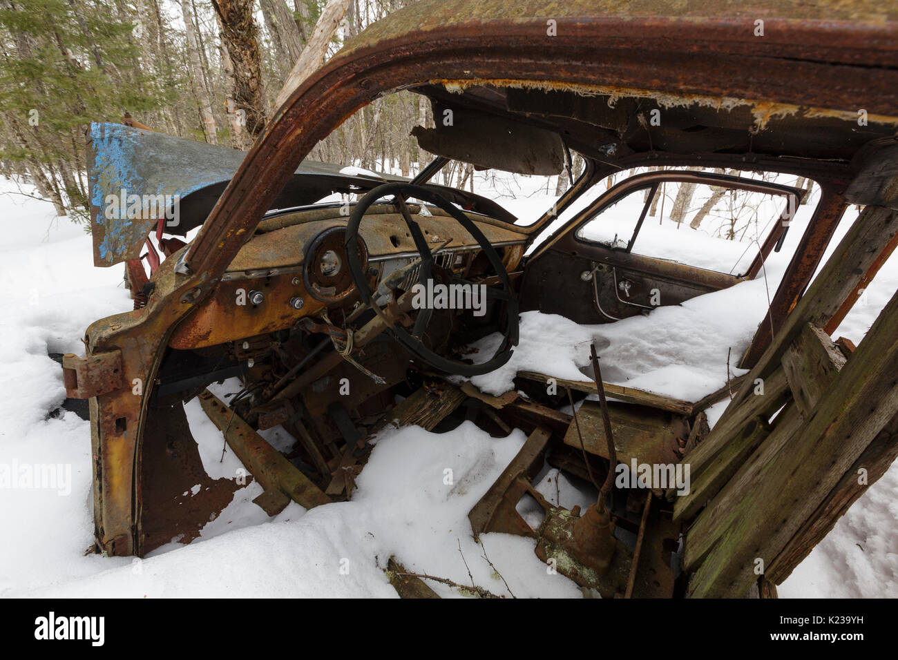 Chevy abbandonato nella foresta vicino a gomito stagno in woodstock, new Hampshire durante i mesi invernali. Foto Stock