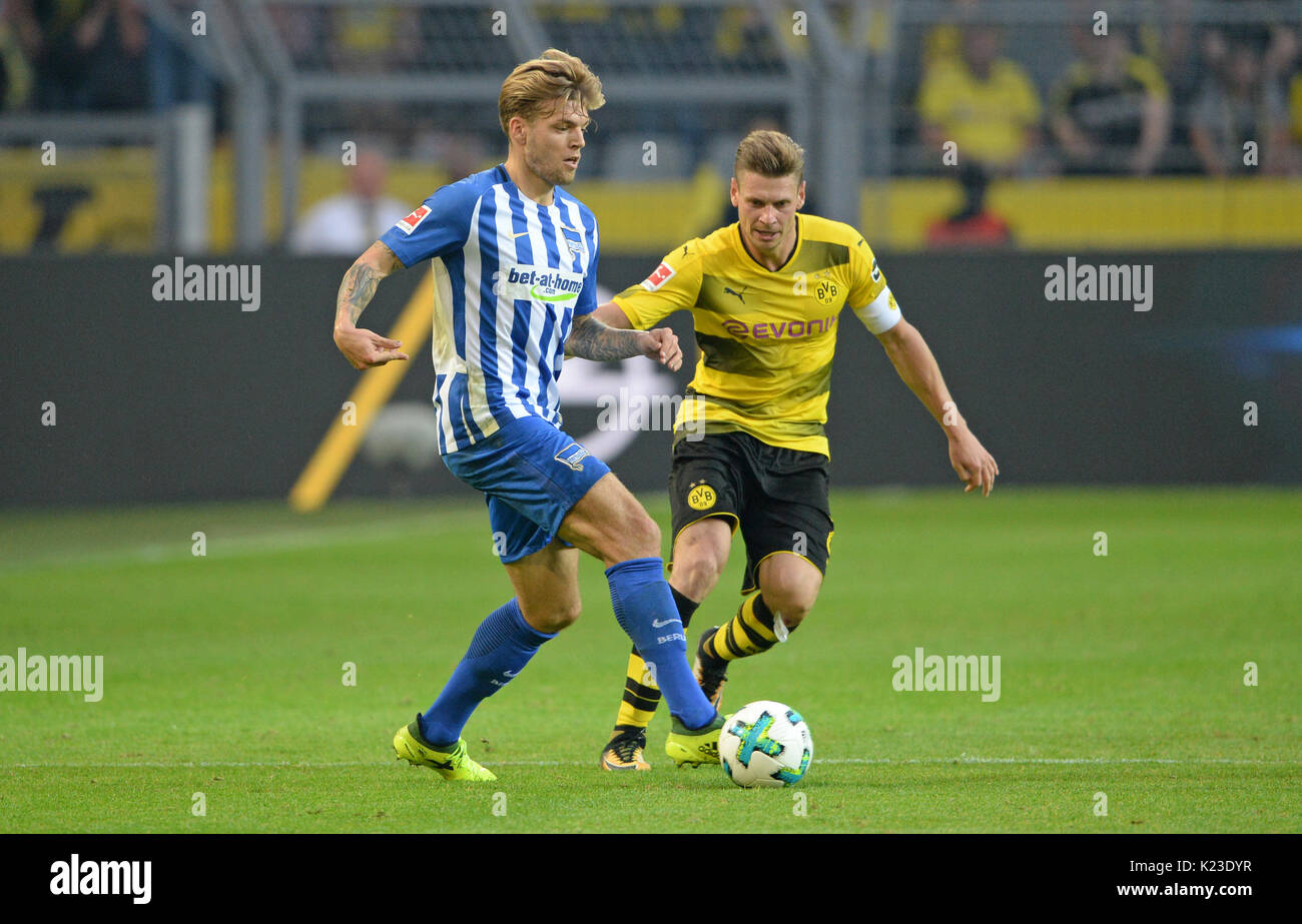 V.l.: Marvin PLATTENHARDT (B), Lukasz PISZCZEK (DO), Zweikampf, Aktion, Fussball 1. Bundesliga, 2. Spieltag, Borussia Dortmund (DO) - Hertha BSC Berlino (B) 2:0, am 26.08.2017 a Dortmund/Deutschland. | Verwendung weltweit Foto Stock