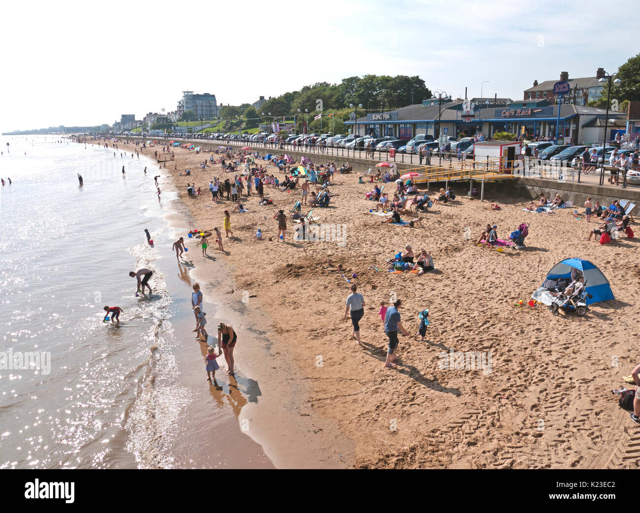 Persone godersi le giornate di sole sulla spiaggia su un lunedì festivo a Cleethorpes resort. Foto Stock