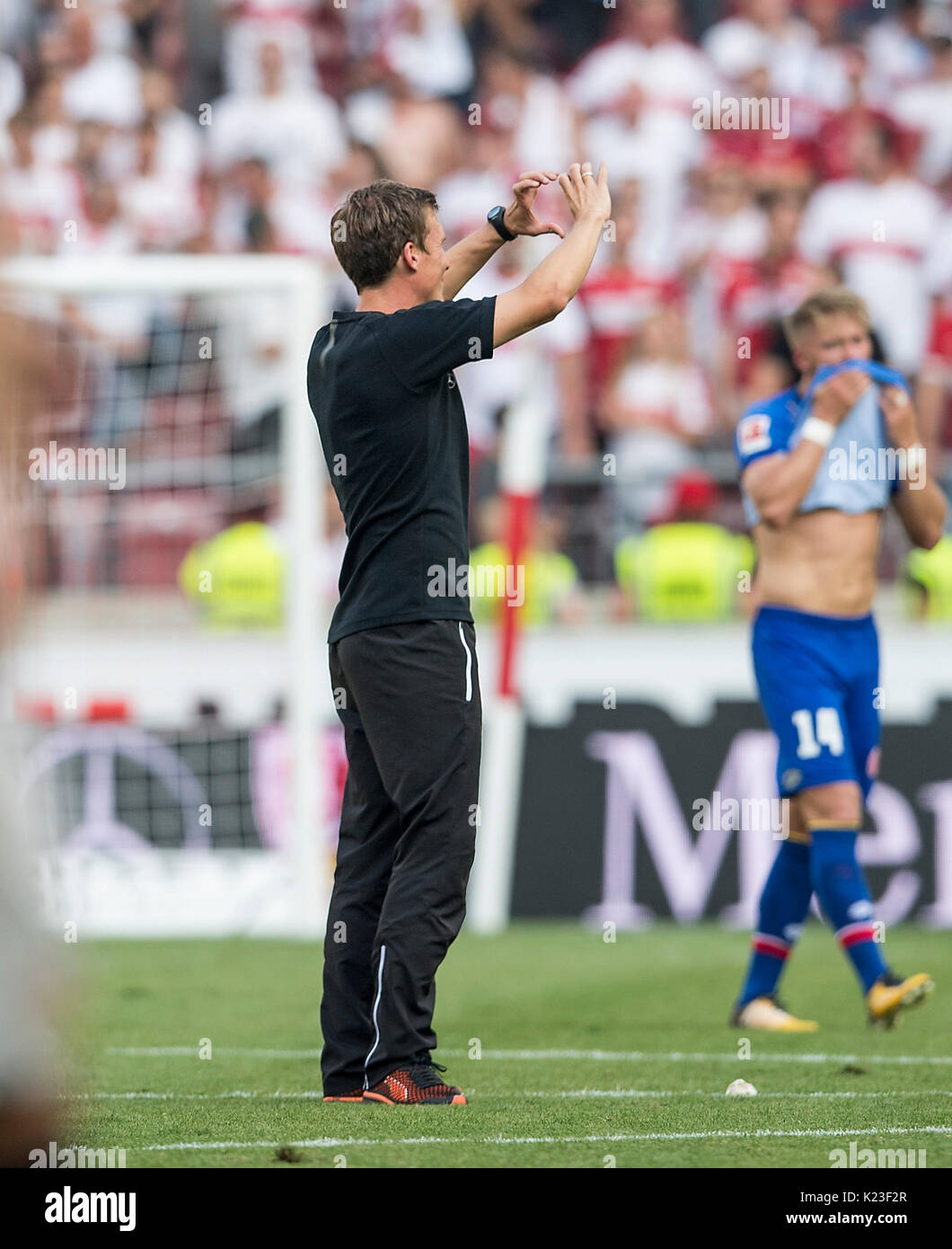 Trainer Hannes WOLF (S), formt ein Herz, Gestik, Geste, Fussball 1. Bundesliga, 2. Spieltag, VfB Stuttgart (S) - FSV FSV Mainz 05 (MZ) 1:0, am 26.08.2017 a Stoccarda/ Deutschland. | Verwendung weltweit Foto Stock