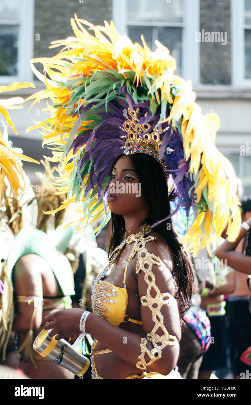 Londra, Regno Unito. 28 Agosto, 2017. Gli artisti interpreti o esecutori e dei festaioli al carnevale di Notting Hill, 2017. Credito: Simon re/ Alamy Live News Foto Stock