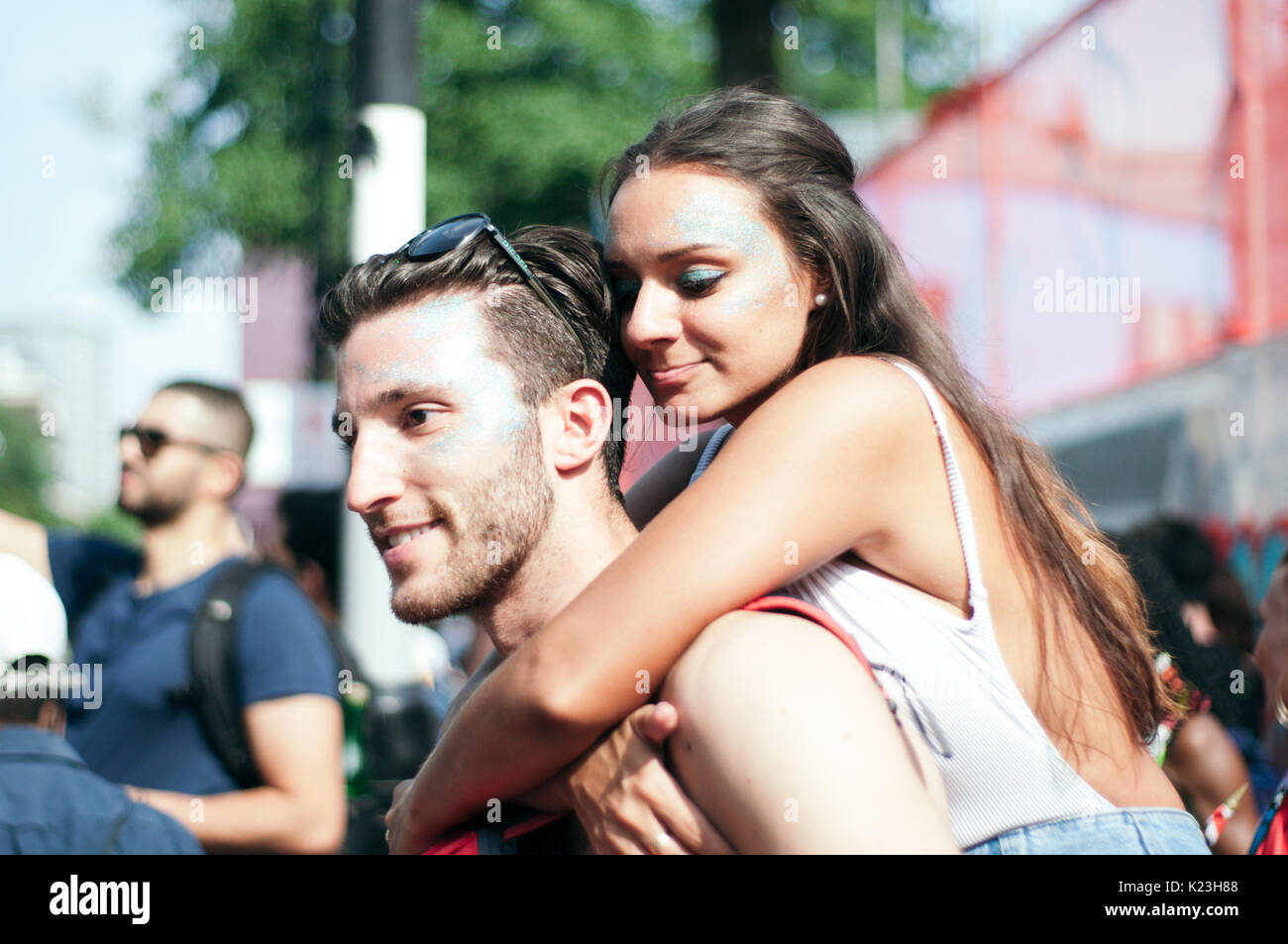 Londra, Regno Unito. 28 Agosto, 2017. Gli artisti interpreti o esecutori e dei festaioli al carnevale di Notting Hill, 2017. Credito: Simon re/ Alamy Live News Foto Stock