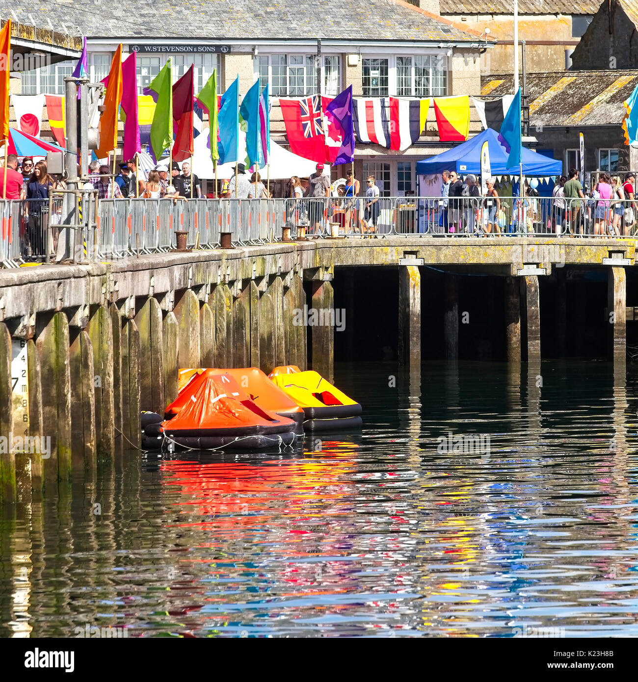Newlyn, Cornwall, Regno Unito. 28 Agosto, 2017. Bandiere, le zattere di salvataggio e la folla a Newlyn Sagra del Pesce, Newlyn, Cornwall, Inghilterra, Regno Unito. Credito: Tony mills/Alamy Live News Foto Stock