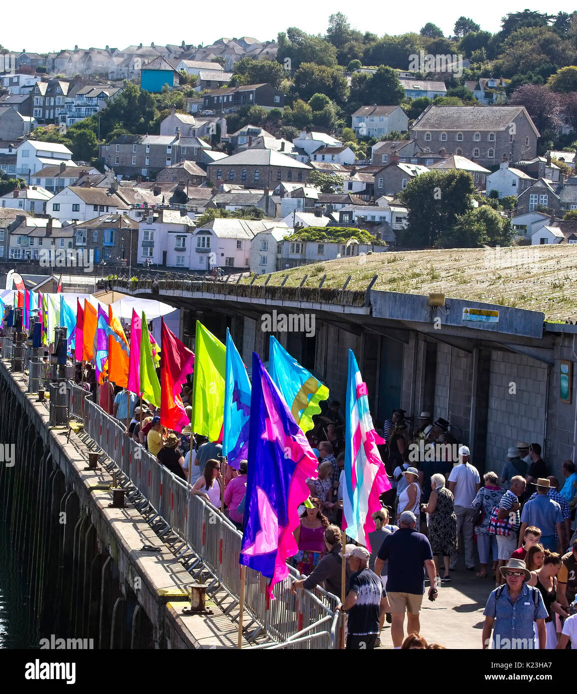 Newlyn, Cornwall, Regno Unito. 28 Agosto, 2017. Le bandiere e folle a Newlyn Sagra del Pesce, Newlyn, Cornwall, Inghilterra, Regno Unito. Credito: Tony mills/Alamy Live News Foto Stock