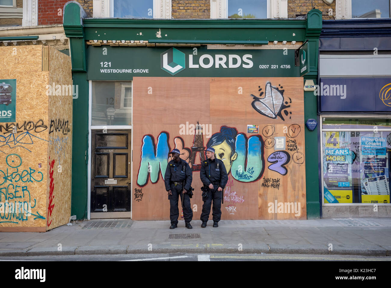 Londra, Regno Unito. 28 Agosto, 2017. Carnevale di Notting Hill 2017. In Europa il più grande festival di strada porta migliaia sulla strada a parte Credito: Guy Corbishley/Alamy Live News Foto Stock