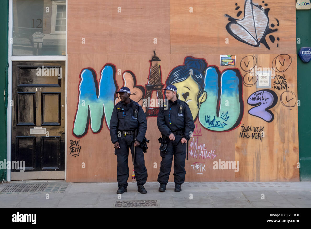 Londra, Regno Unito. 28 Agosto, 2017. Carnevale di Notting Hill 2017. In Europa il più grande festival di strada porta migliaia sulla strada a parte Credito: Guy Corbishley/Alamy Live News Foto Stock