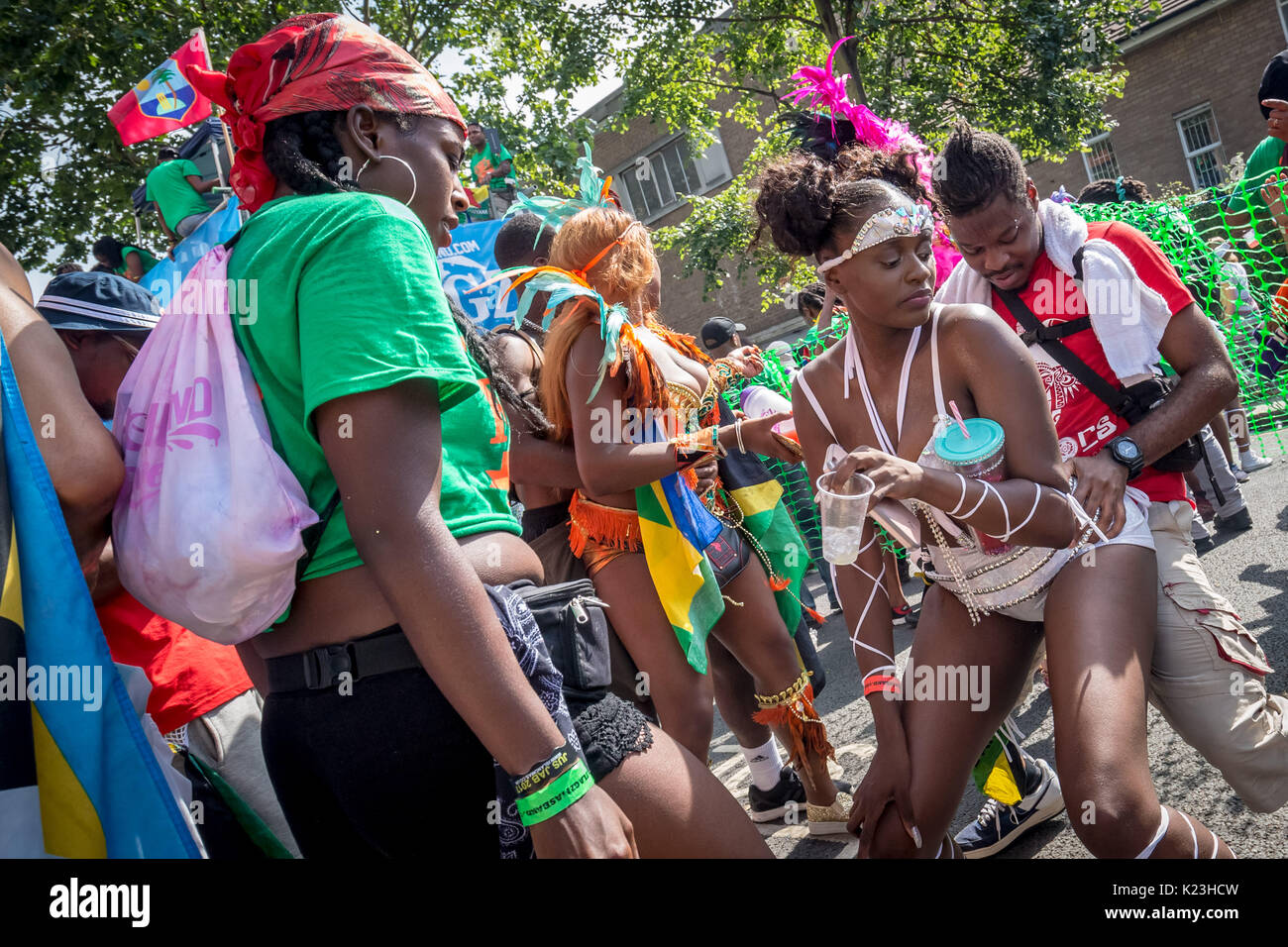 Londra, Regno Unito. 28 Agosto, 2017. Carnevale di Notting Hill 2017. In Europa il più grande festival di strada porta migliaia sulla strada a parte Credito: Guy Corbishley/Alamy Live News Foto Stock