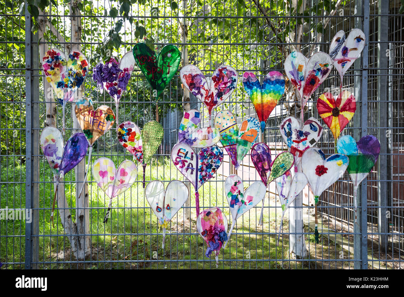 Londra, Regno Unito. 28 Agosto, 2017. Torre Grenfell memorial arte vicino alla torre. Credito: Guy Corbishley/Alamy Live News Foto Stock