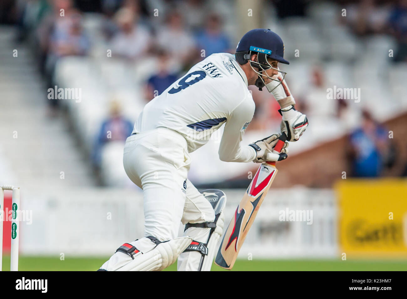 Londra, Regno Unito. 28 Agosto, 2017. Steve Finn batting per Middlesex contro Surrey al ovale del giorno uno della contea di Specsavers gara di campionato al ovale. David Rowe/ Alamy Live News Foto Stock