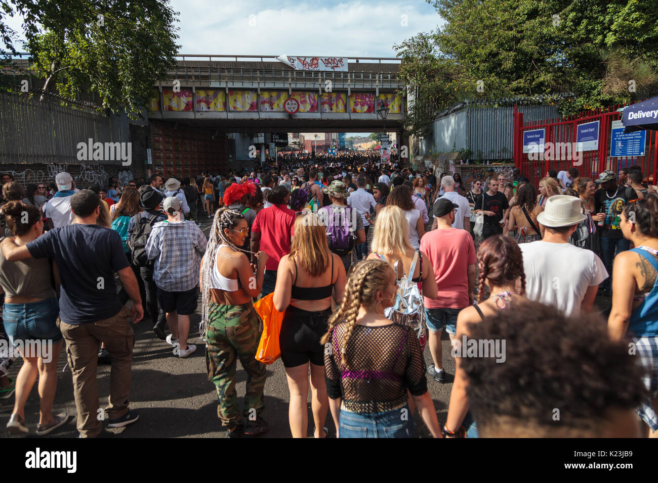 A Notting Hill, Londra, UK, 28 agosto 2017. I partecipanti e festaioli godere il carnevale di Notting Hill su una meravigliosamente soleggiato e caldo giorno nel West London.carnevale di Notting Hill è più grande di tutta Europa street festival celebra Londra la comunità dei Caraibi e del patrimonio multiculturale a partire dal 1964 in Notting Hill, Ladbroke Grove e Westbourne Park. Credito: Imageplotter News e sport/Alamy Live News Foto Stock