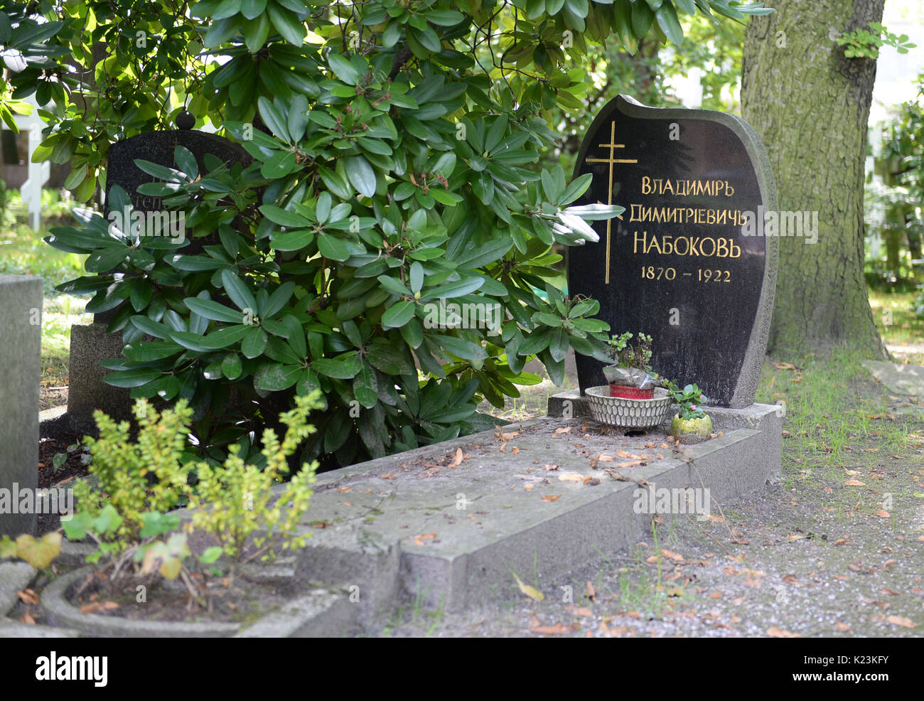 Immagine dell'oggetto contrassegnato per la rimozione definitiva di D. Vladimir Nabokov, padre dello scrittore Vladimir Nabokov ("Lolita"), prese nel cimitero russo di Berlino in Germania, 114, Agosto 2017. La morte del padre è stata l occasione per il figlio di trasferirsi a Berlino nel 1922. Nabokov ha guadagnato il riconoscimento in tutto il mondo con il suo romanzo, "Lolita', la base di cui Nabokov prevista a Berlino. L'autore non amano la città. La sua media di descrizioni di Berlino, tuttavia, incitare interesse tra i turisti. Foto: Christina Peters/dpa Foto Stock