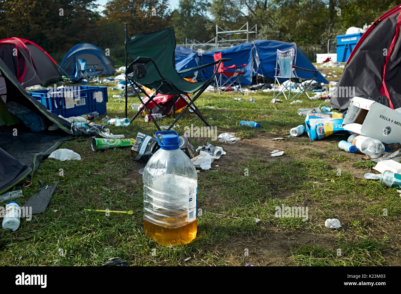 Reading, Regno Unito. 28 Agosto, 2017. I postumi del Festival della lettura avviare l'enorme clean-up operazione inizia.migliaia di festaioli ha deciso di abbandonare le loro tende nei campi seguenti la banca vacanze weekend festival rock. Oltre la metà di una dozzina di campi in cui agli spettatori del festival si accamparono ora sono disseminate di rifiuti abbandonati e tende. Credito: Giovanni angerson/Alamy Live News Foto Stock