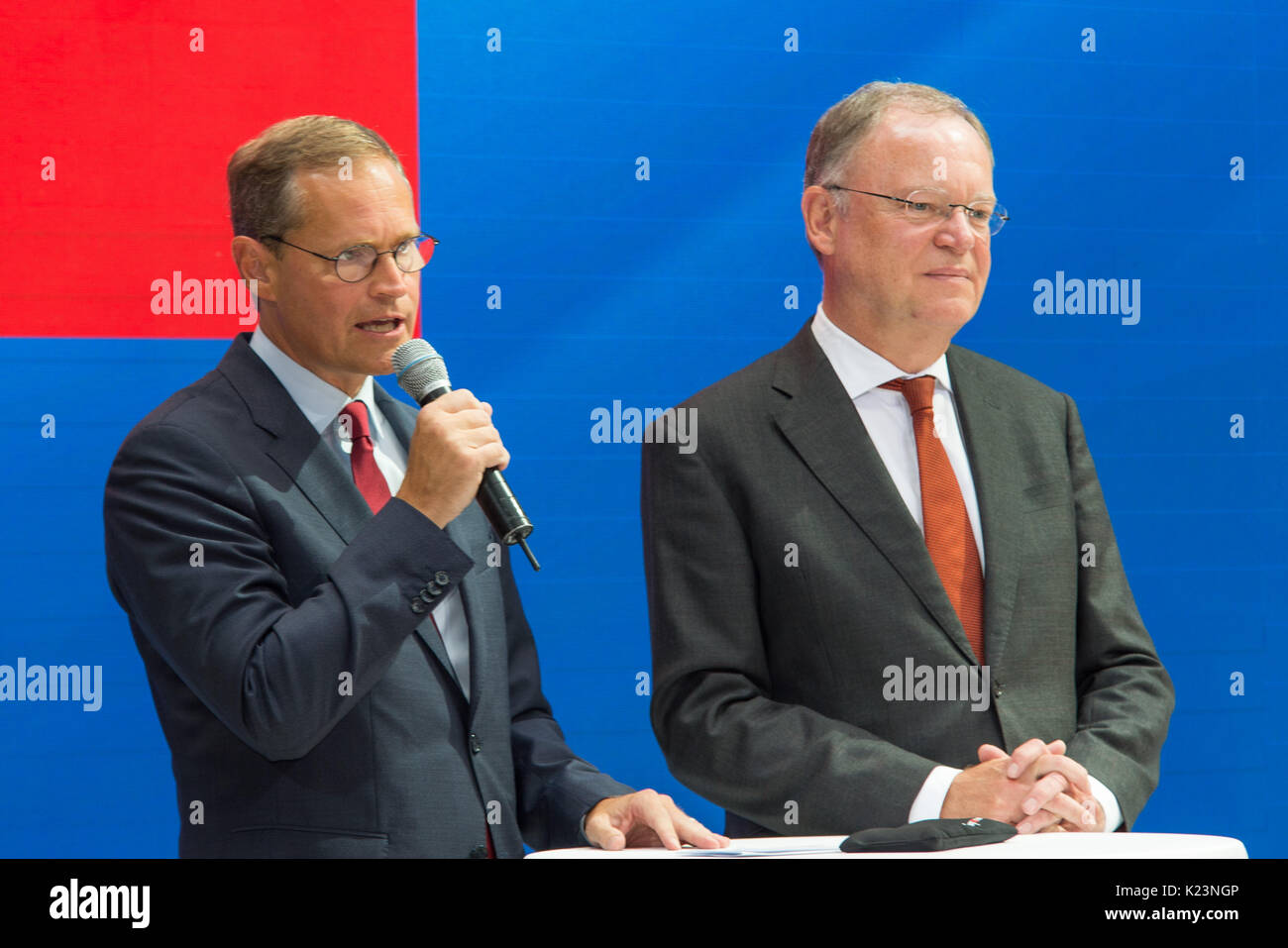 Berlino, Germania. 28 Agosto, 2017. Durante l'Istruzione nazionale Alliance conferenza stampa, v.l. con microfono, Michael Mueller, Stephan Weil, 28.08.2017, Berlino, Credito: Uwe Koch/Alamy Live News Foto Stock