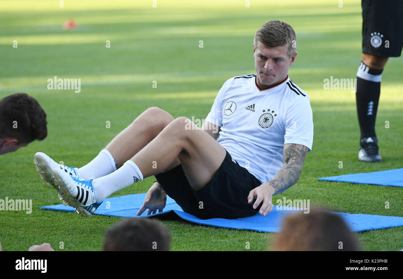 Toni Kroos (Deutschland) bei der Gymnastik GES/ Fussball/ DFB-formazione, Stoccarda, 29.08.2017 Calcio: Formazione/ pratica del team nazionale tedesco, Stoccarda, Agosto 29, 2017 | Verwendung weltweit Foto Stock