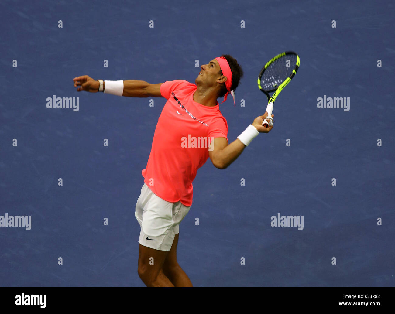 New York, Stati Uniti. Il 29 agosto, 2017. US Open Tennis: New York, 29 Agosto, 2017 - Rafael Nadal di Spagna che serve a Dusan Lajovic di Serbia durante il loro match di primo turno all'US Open a Flushing Meadows, New York. Nadal ha vinto in retta fissa. Credito: Adam Stoltman/Alamy Live News Foto Stock