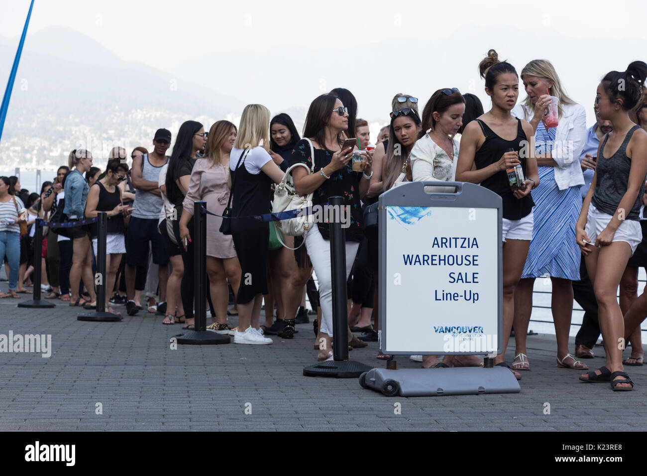 Vancouver, Canada. 29 agosto, 2017. Le donne in attesa di circa tre ore in  fila per entrare al aritzia grande magazzino vendita dal 30 agosto al 4  settembre a Vancouver convention center.