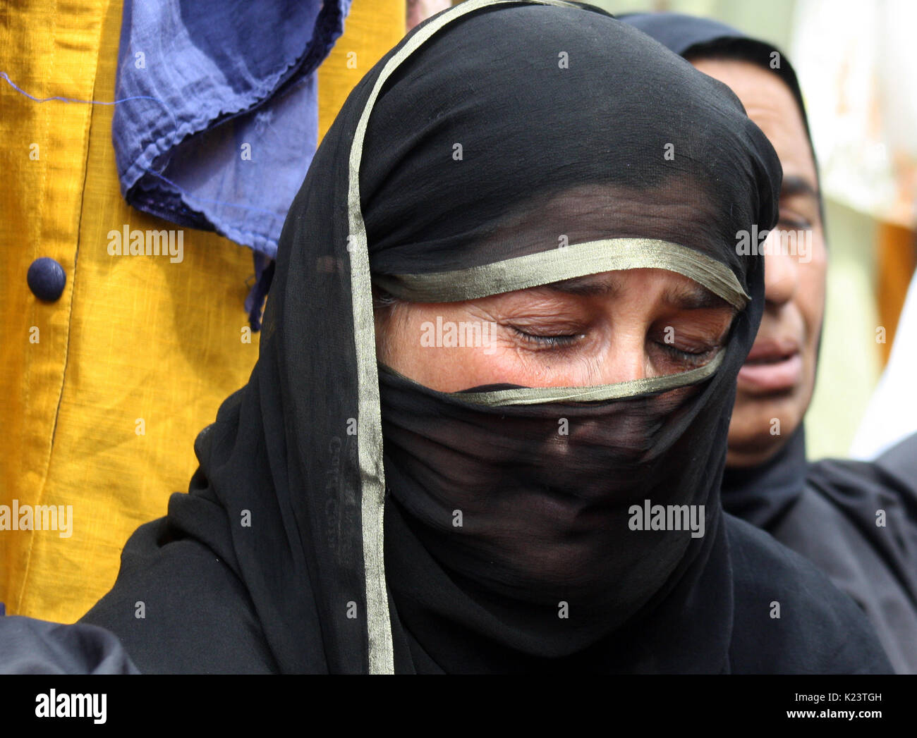 Srinagar Kashmir. Il 30 agosto, 2017.Un parente di una persona scomparsa piange durante, in una silenziosa protesta organizzata dall Associazione dei Genitori di Persone scomparse (APDP) per celebrare la Giornata Internazionale degli scomparsi i.APDP esige la costituzione di una commissione di sondare le sparizioni di persone in Kashmir. Secondo l'APDP, alcuni 8.000 a 10.000 persone sono scomparse dall'inizio del conflitto del Kashmir nel 1989. Credito: Sofi Suhail/Alamy Live News Foto Stock