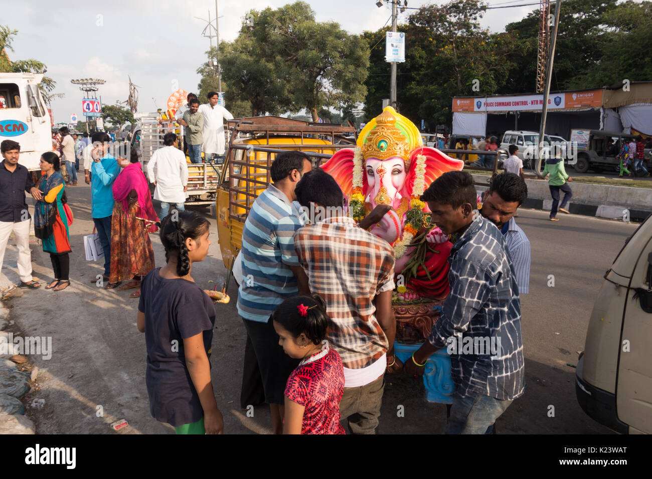 Hyderabad, India. Il 30 agosto, 2017. Un indù devoto trasportare idolo di dio indù Signore Ganesh per immersione il sesto giorno di Ganesh Chaturthi festival al Lago Hussainsagar a Hyderabad, in India. Credito: Hyderabad/Alamy Live News Foto Stock