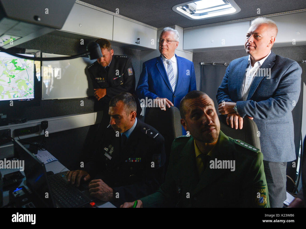 La stretta cooperazione della bavarese e la polizia ceca ha aumentato la proporzione di cancellato il tasso di criminalità in terra di confine, i ministri degli interni Milano Chovanec (destra) e Joachim Herrmann (centro) detto ai giornalisti a Furth im Wald, Germania, 30 agosto 2017. (CTK foto/Miroslav Chaloupka) Foto Stock