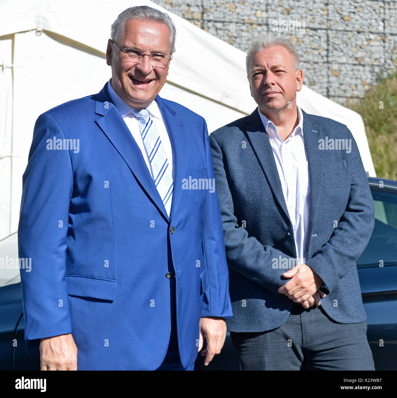 La stretta cooperazione della bavarese e la polizia ceca ha aumentato la proporzione di cancellato il tasso di criminalità in terra di confine, i ministri degli interni Milano Chovanec (destra) e Joachim Herrmann (sinistra) detto ai giornalisti a Furth im Wald, Germania, 30 agosto 2017. (CTK foto/Miroslav Chaloupka) Foto Stock