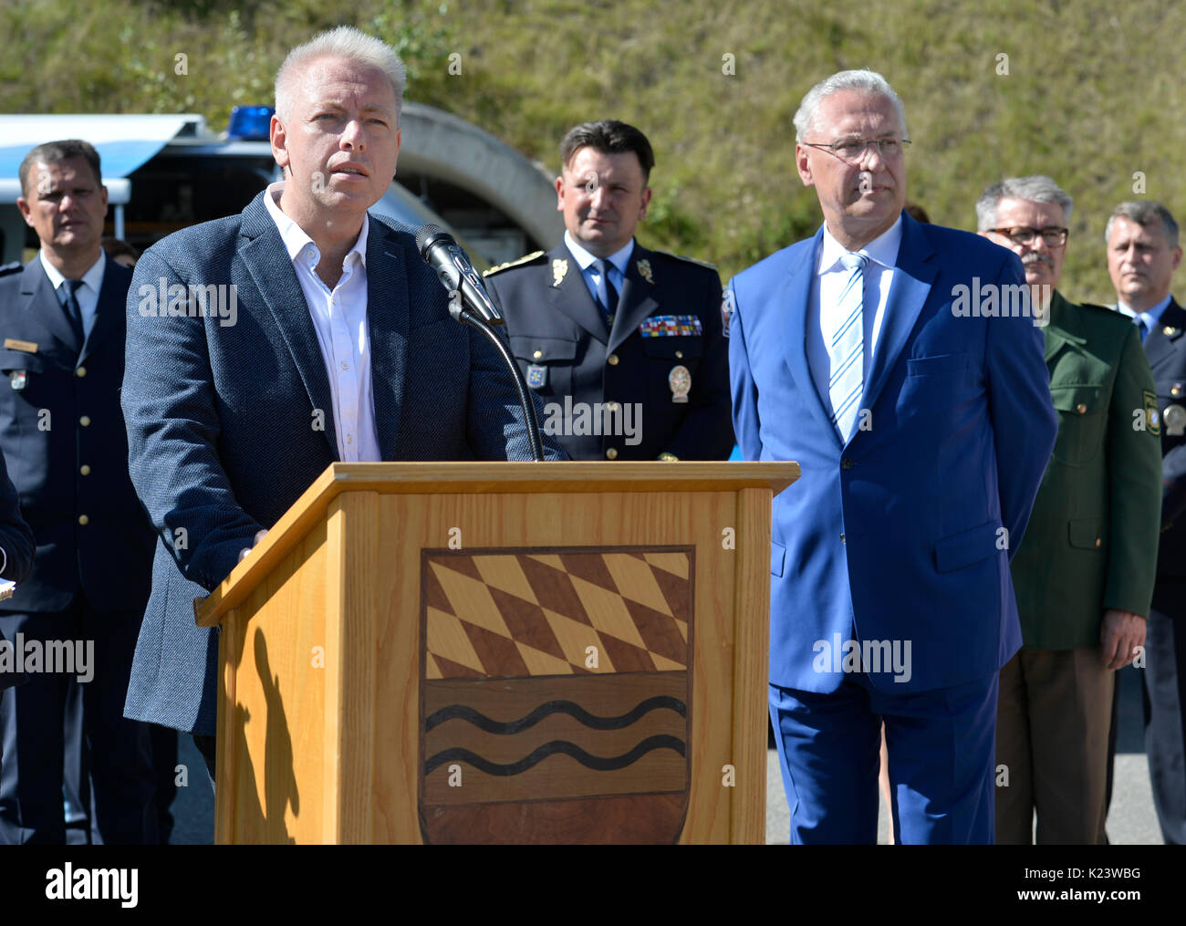 La stretta cooperazione della bavarese e la polizia ceca ha aumentato la proporzione di cancellato il tasso di criminalità in terra di confine, i ministri degli interni Milano Chovanec (sinistra) e Joachim Herrmann (a destra) ha detto ai giornalisti a Furth im Wald, Germania, 30 agosto 2017. (CTK foto/Miroslav Chaloupka) Foto Stock