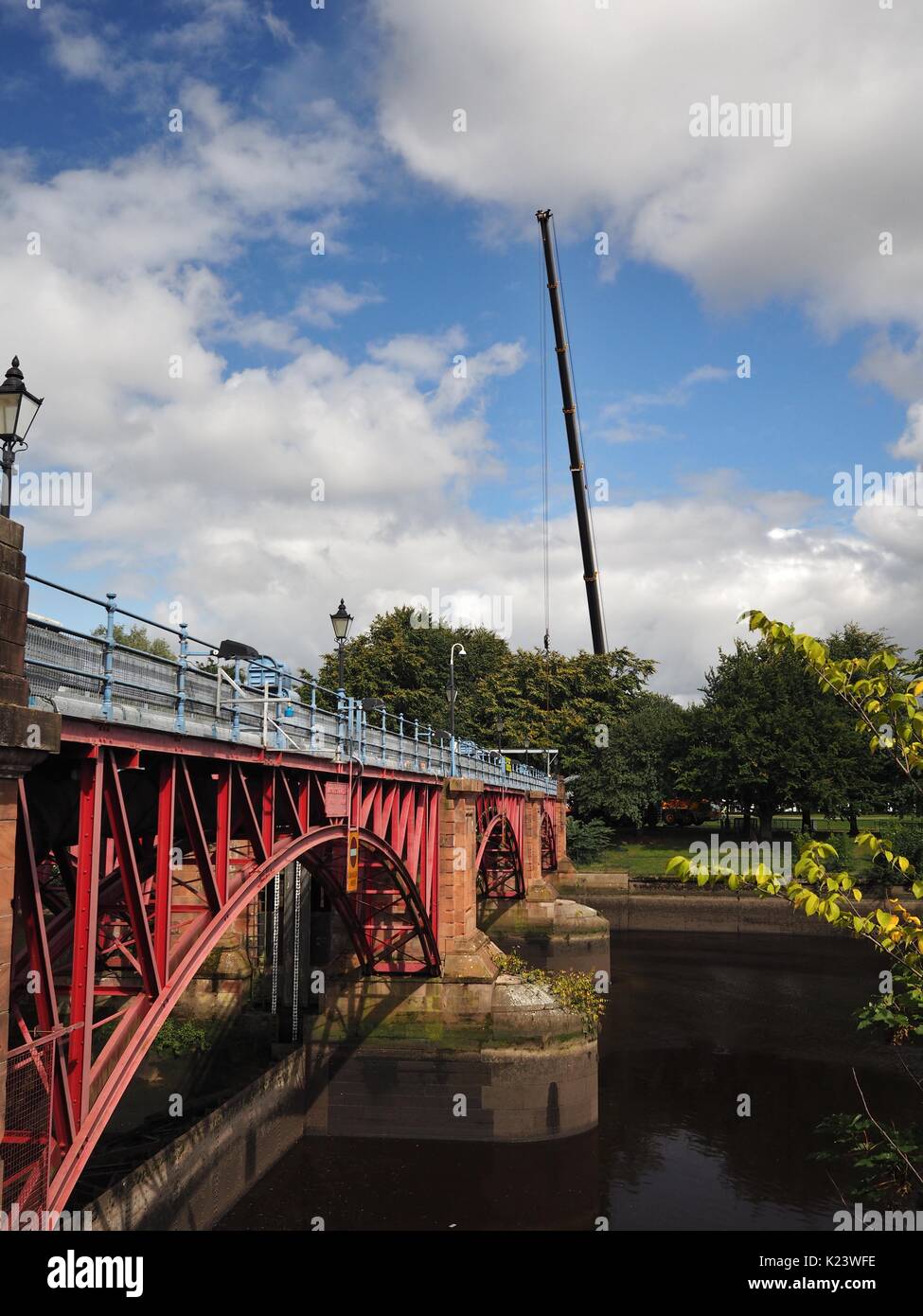 Glasgow, Regno Unito. Il 30 agosto, 2017. Riparazioni di emergenza al fiume Clyde Weir, Glasgow. Il Victorian weir sistema mantiene i livelli del fiume artificialmente alto e privo di grandi variazioni di marea, che a sua volta tiene le sponde del fiume stabile dal peso dell'acqua del fiume Clyde. Con il weir danneggiato, il livello del fiume Clyde è a 60 anno bassa e sezioni della banca di fiume sono a rischio di crollo. Glasgow City Council è stato criticato per la mancanza di investimenti nel sistema a stramazzo e la colpa per il guasto corrente è stata posta ai loro piedi. Credito: Steve Tindal/Alamy Live News Foto Stock