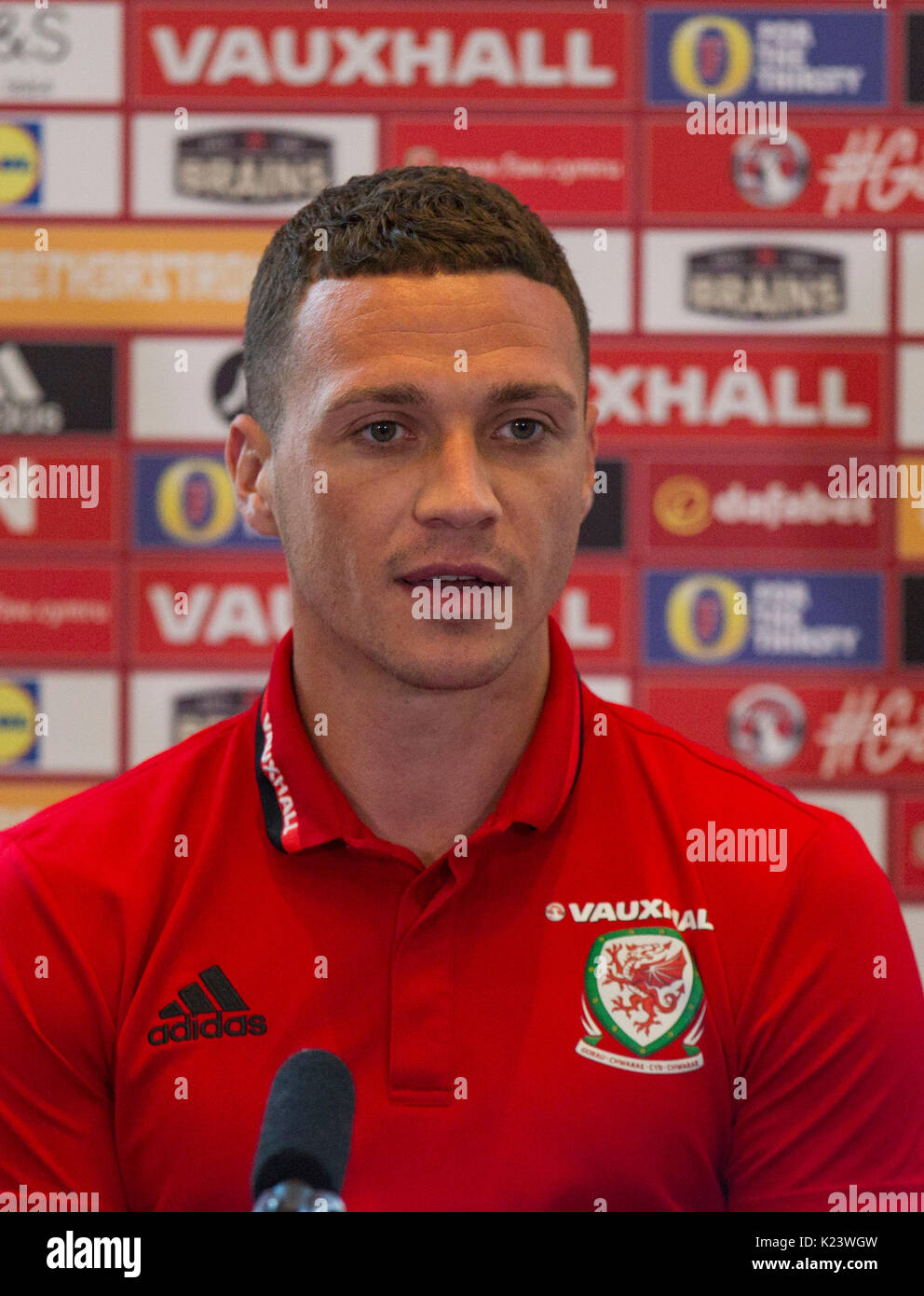 Hensol, Wales, Regno Unito. Il 30 agosto, 2017. James Chester del Galles si affaccia il proseguire della Coppa del Mondo FIFA 2018 match di qualificazione contro l'Austria. Foto di credito: Mark Hawkins/Alamy Live News Foto Stock