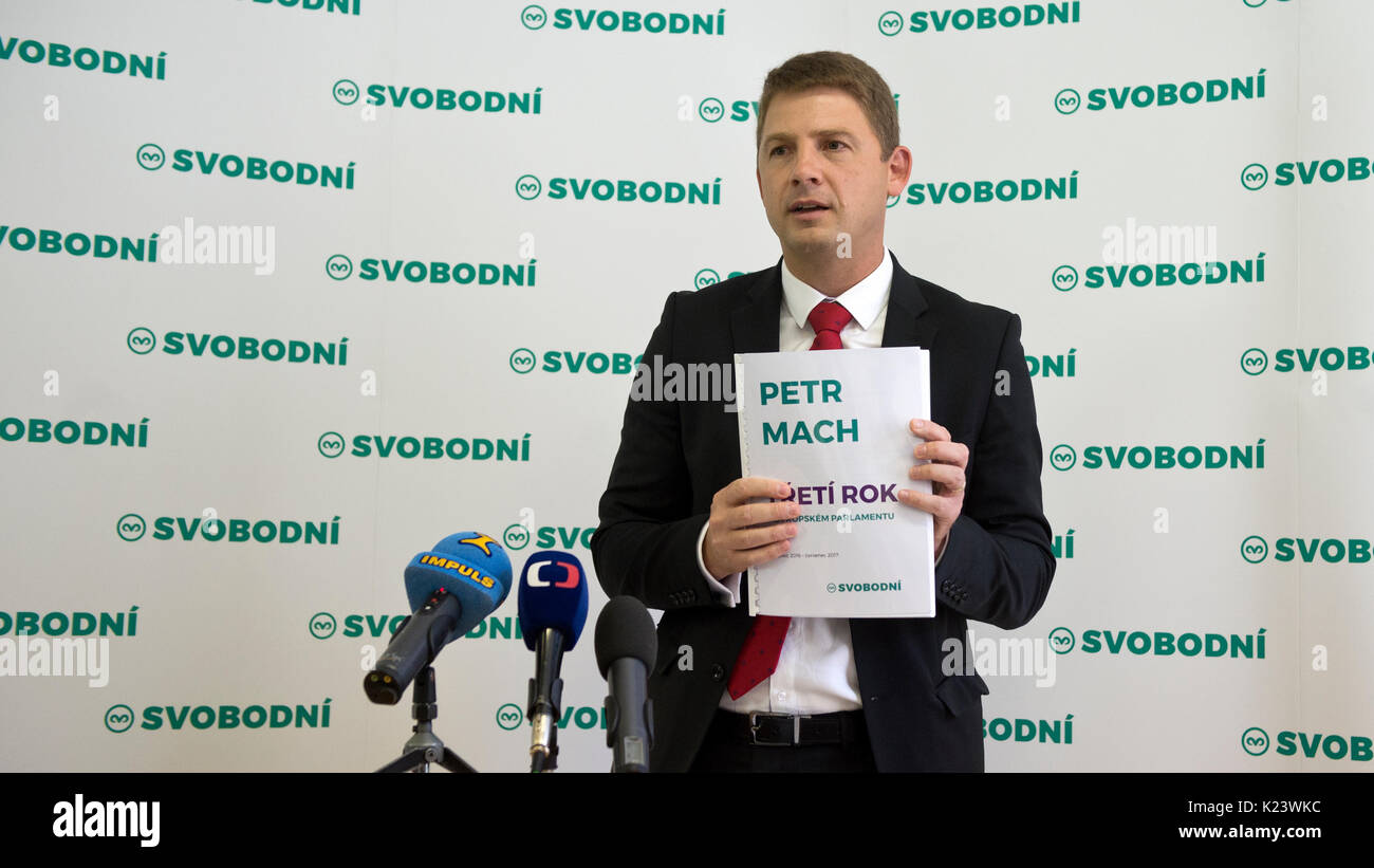 Petr Mach, presidente della Repubblica ceca extra-gruppo parlamentare di cittadini liberi, ha rassegnato le dimissioni da un deputato del Parlamento europeo come di Agosto 31 al fine di concentrarsi completamente sul suo partito per la campagna di davanti del ottobre 20-21 elezione generale, ha detto ai giornalisti a Praga, nella Repubblica ceca il 30 agosto 2017. Mach, 42, noto come un Euro euroscettico, ha detto che considera il parlamento ceco più importante del Parlamento europeo. (CTK foto/Michal Kamaryt) Foto Stock