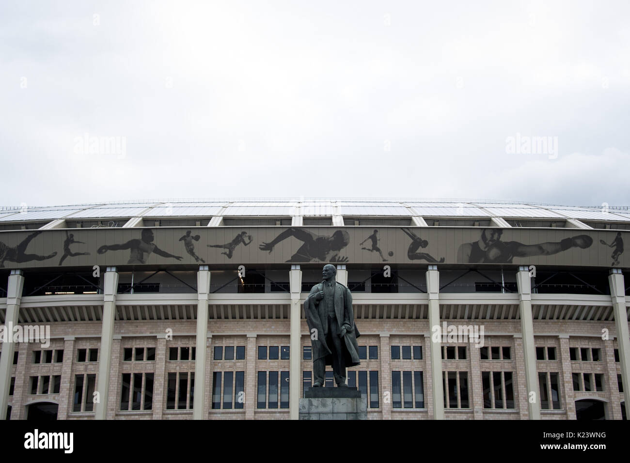 Mosca, Russia. Il 29 agosto, 2017. Una statua di Lenin fotografata davanti al Luzhniki Olympic Stadium presi a Mosca, Russia, 29 agosto 2017. La città è uno dei luoghi per la Russia 2018 FIFA World Cup. Foto: Marius Becker/dpa/Alamy Live News Foto Stock