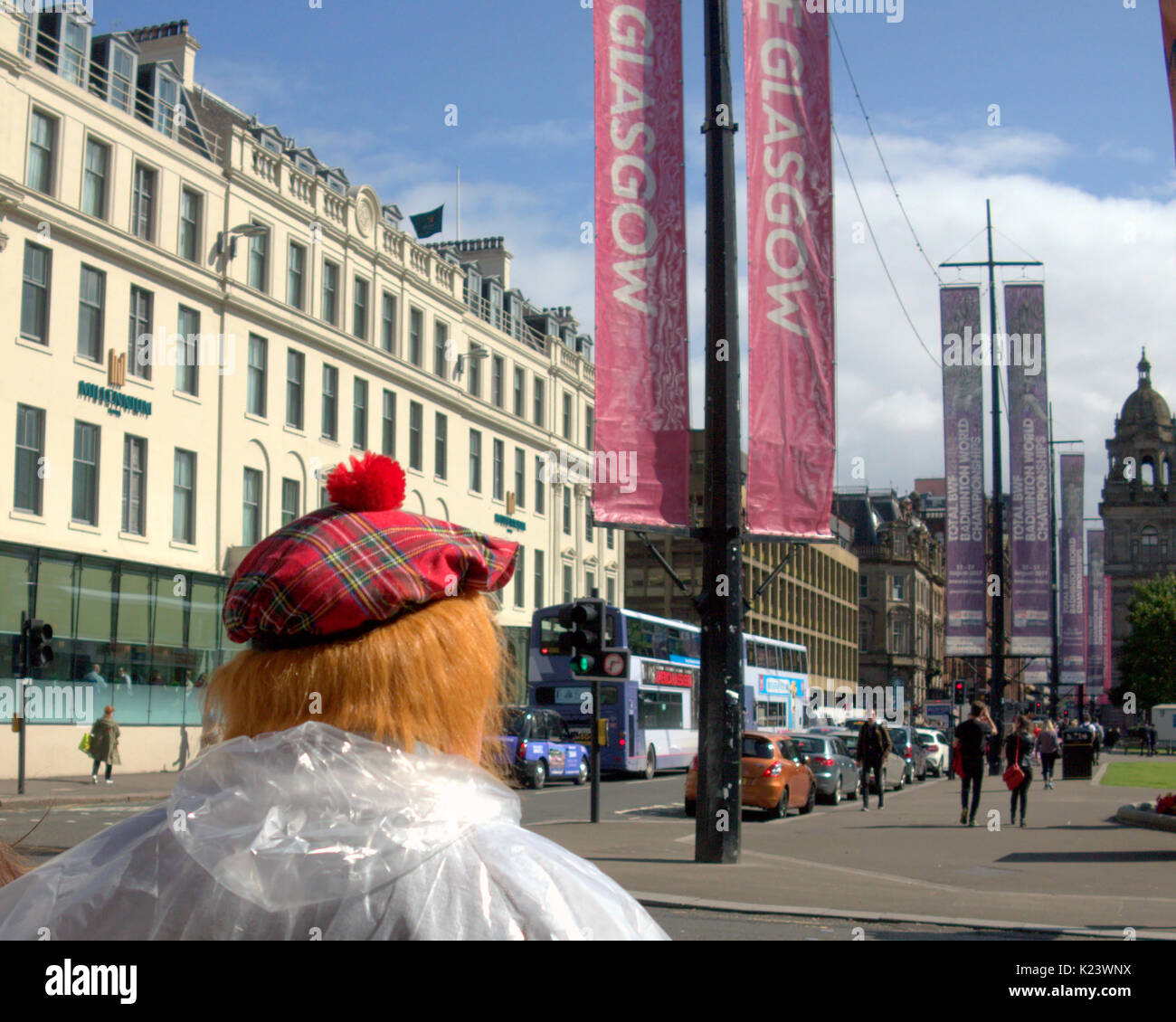 Glasgow, Scotland, Regno Unito. Il 30 agosto, 2017. Regno Unito Meteo. Piove e soleggiato per le strade della città spesso allo stesso rebbio come sua scarsa estate meteo continua.local preparato per qualsiasi tempo. Credito: gerard ferry/Alamy Live News Foto Stock