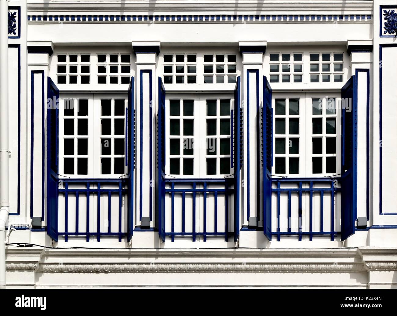 Negozio tradizionale esterno della casa blu con lamelle in legno e persiane blu e bianca facciata nel quartiere di Chinatown di Singapore Foto Stock