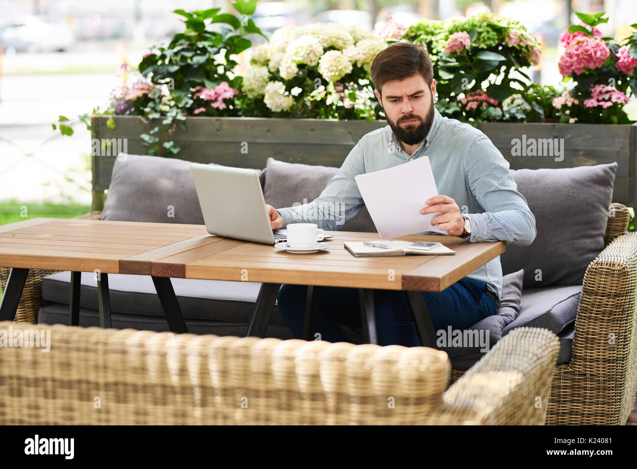 Imprenditore moderno lavorando al Cafe' all'aperto Foto Stock