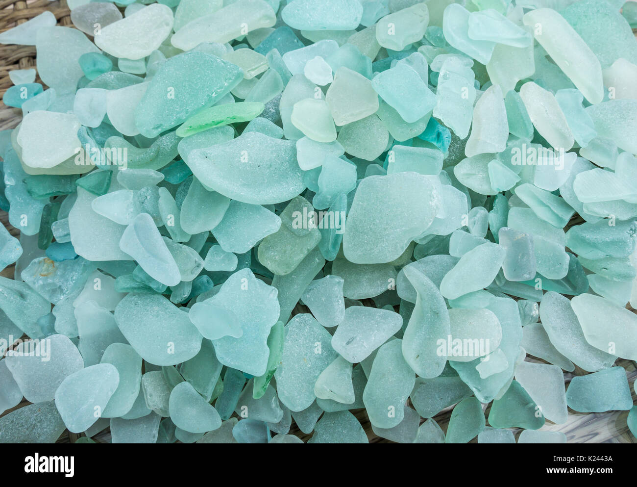 Close up di usura sul mare turchese del mare raccolta di vetro. Mare pezzi di vetro raccolti da spiagge scozzesi, Scotland, Regno Unito Foto Stock