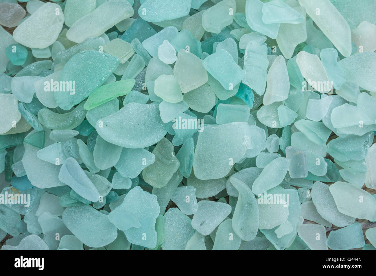 Close up di usura sul mare turchese del mare raccolta di vetro. Mare pezzi di vetro raccolti da spiagge scozzesi, Scotland, Regno Unito Foto Stock