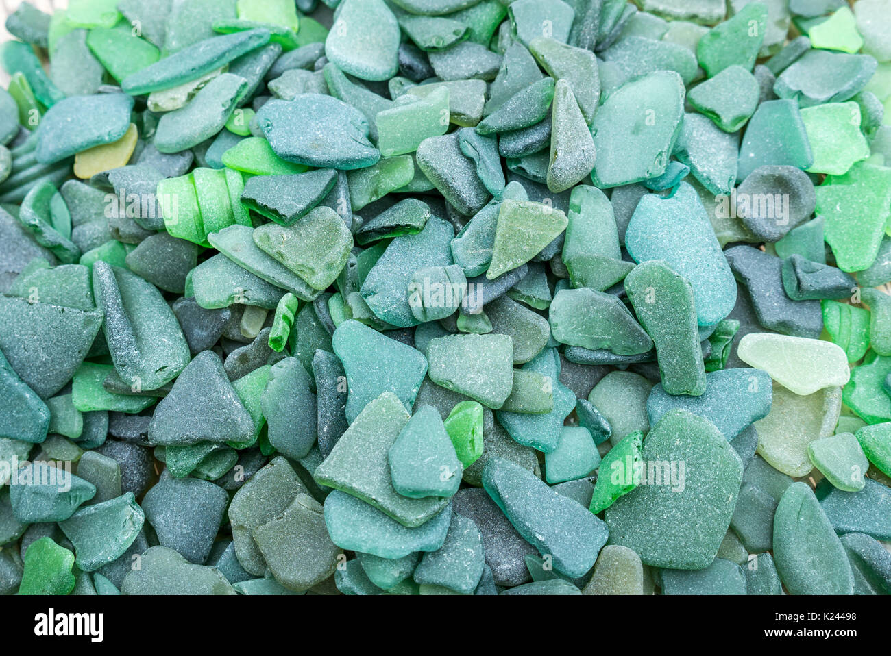 In prossimità del mare indossato sfumature di verde mare raccolta di vetro. Mare pezzi di vetro raccolti da spiagge scozzesi, Scotland, Regno Unito Foto Stock