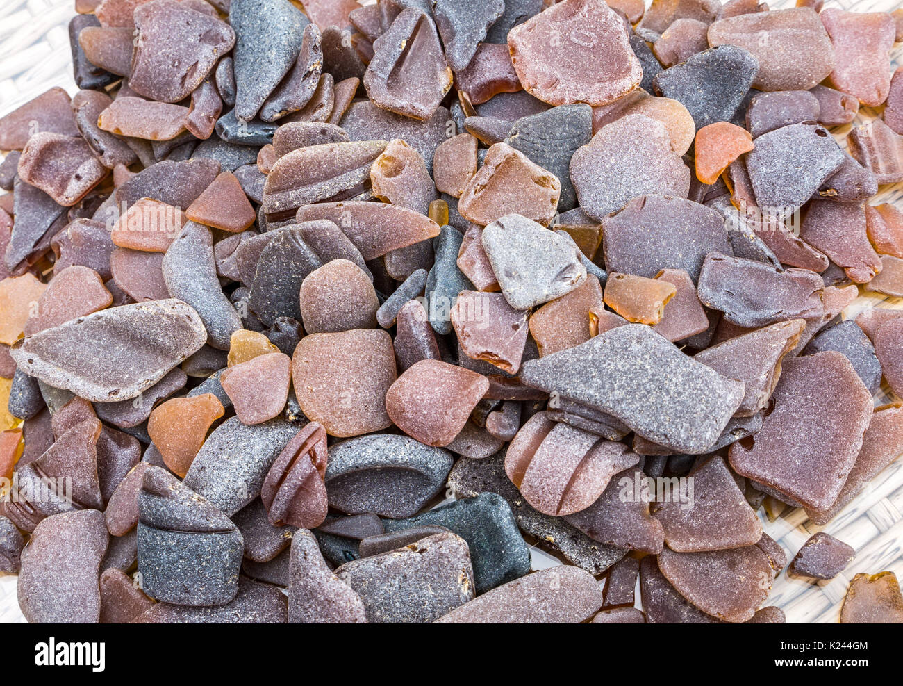 In prossimità del mare marrone usurati mare raccolta di vetro. Mare pezzi di vetro raccolti da spiagge scozzesi, Scotland, Regno Unito Foto Stock