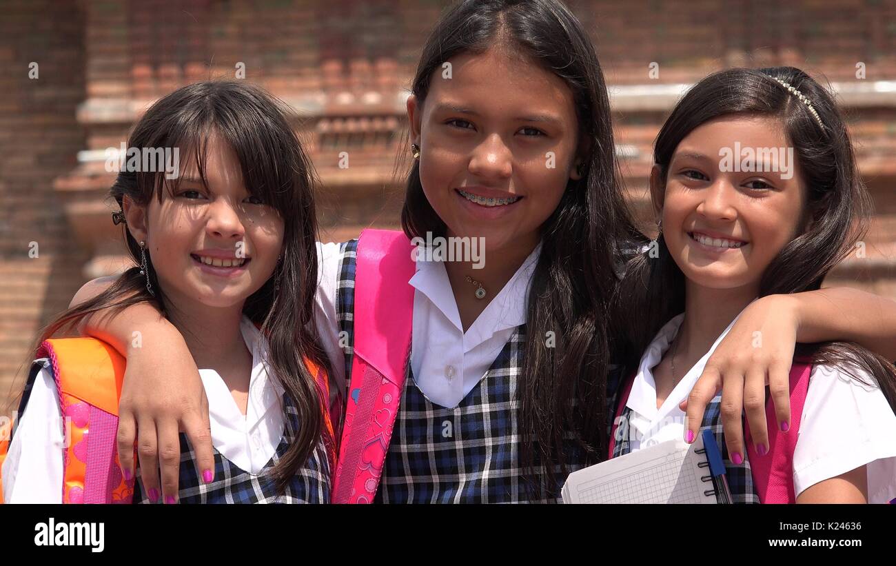 Bella femmina studenti e amicizia che indossano uniformi scolastiche Foto Stock